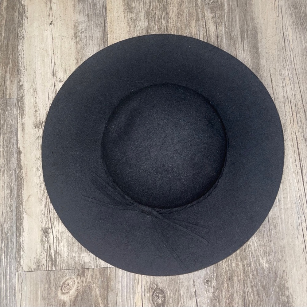 Brown and black hat set